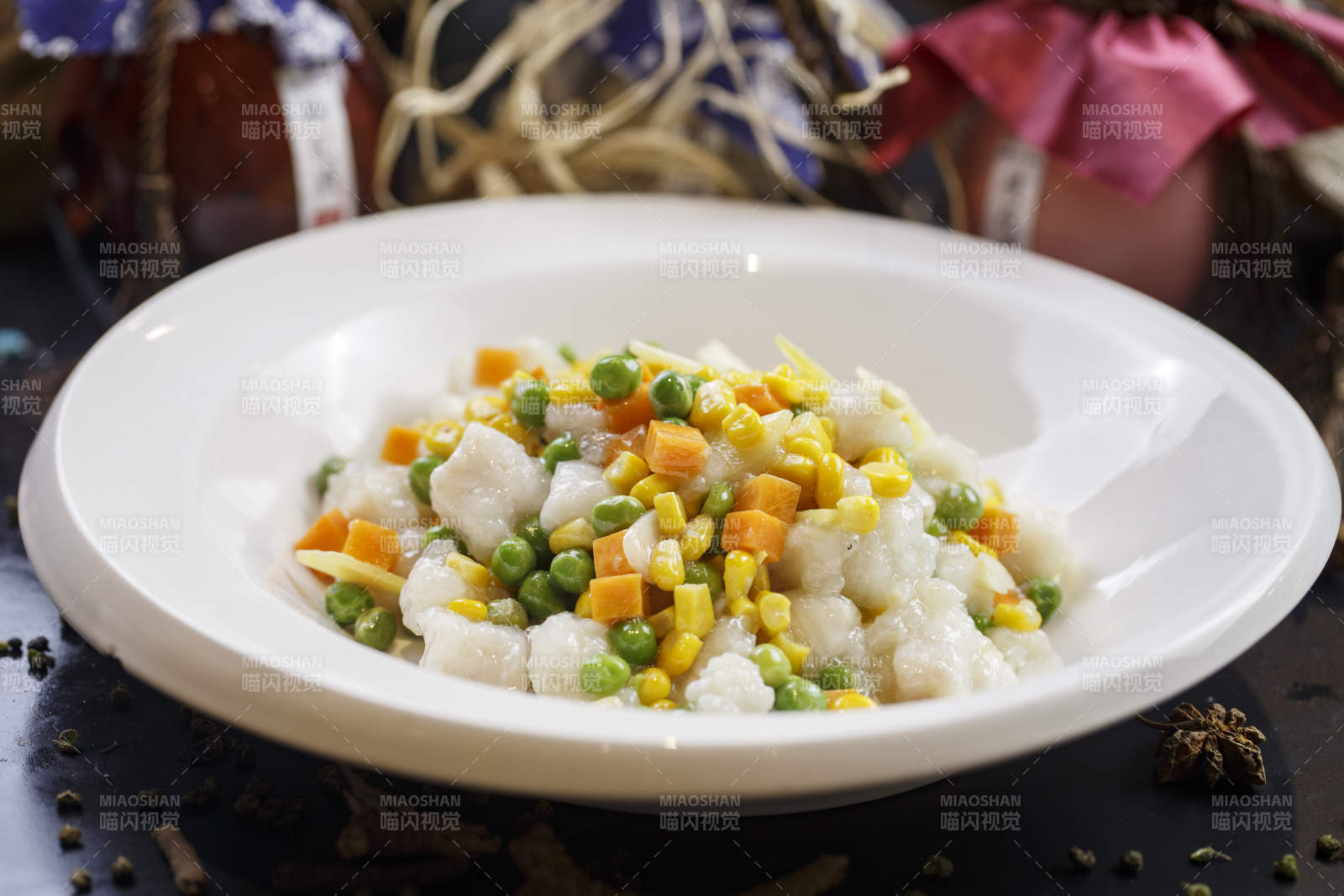 圓形白瓷盤裝的魚米之鄉