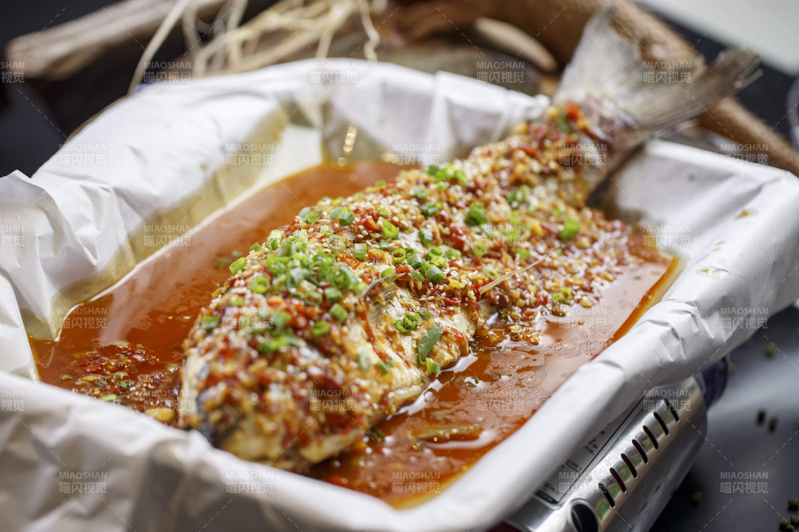 不銹鋼鐵盤裝的紙包魚草魚