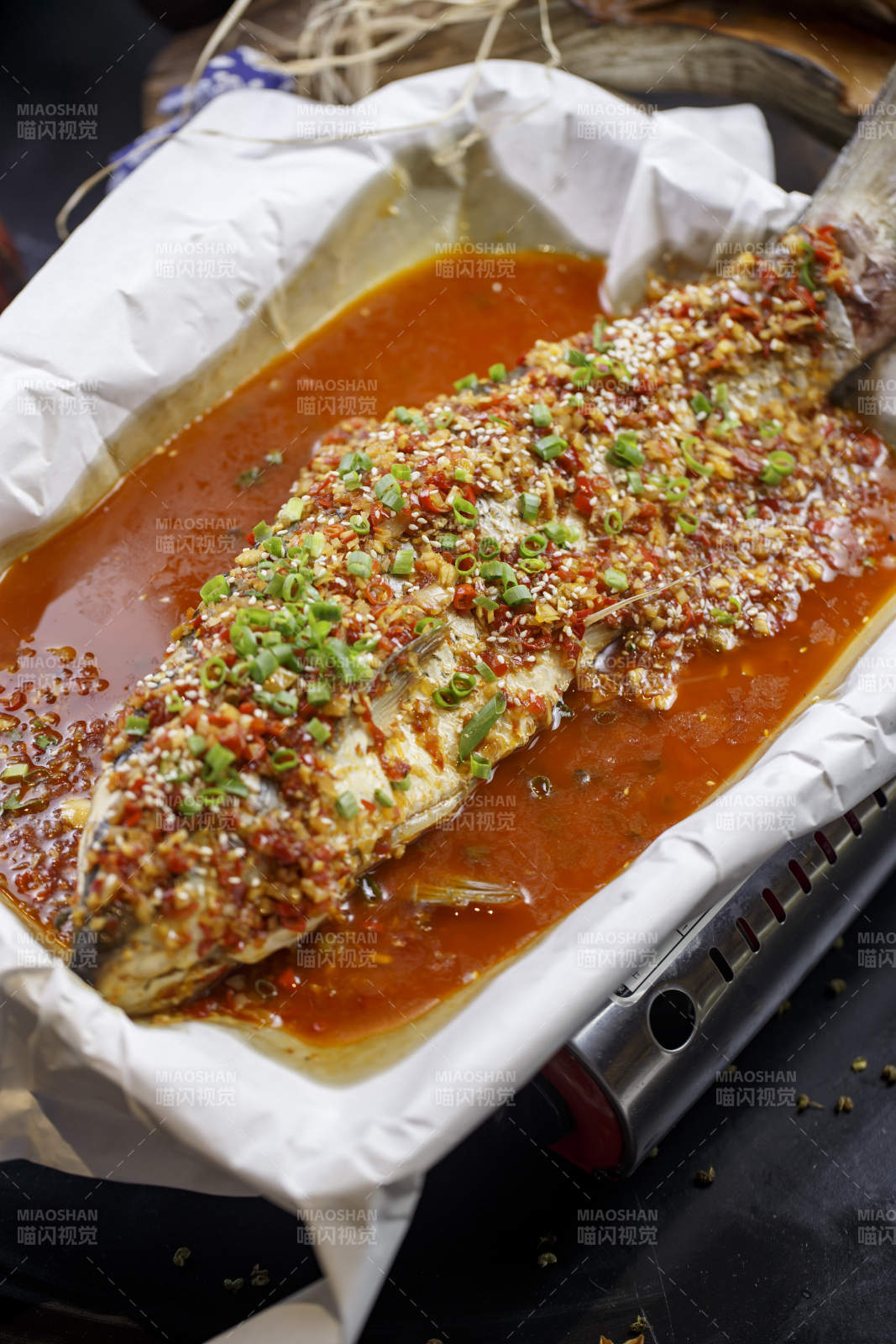 不銹鋼鐵盤裝的紙包魚草魚