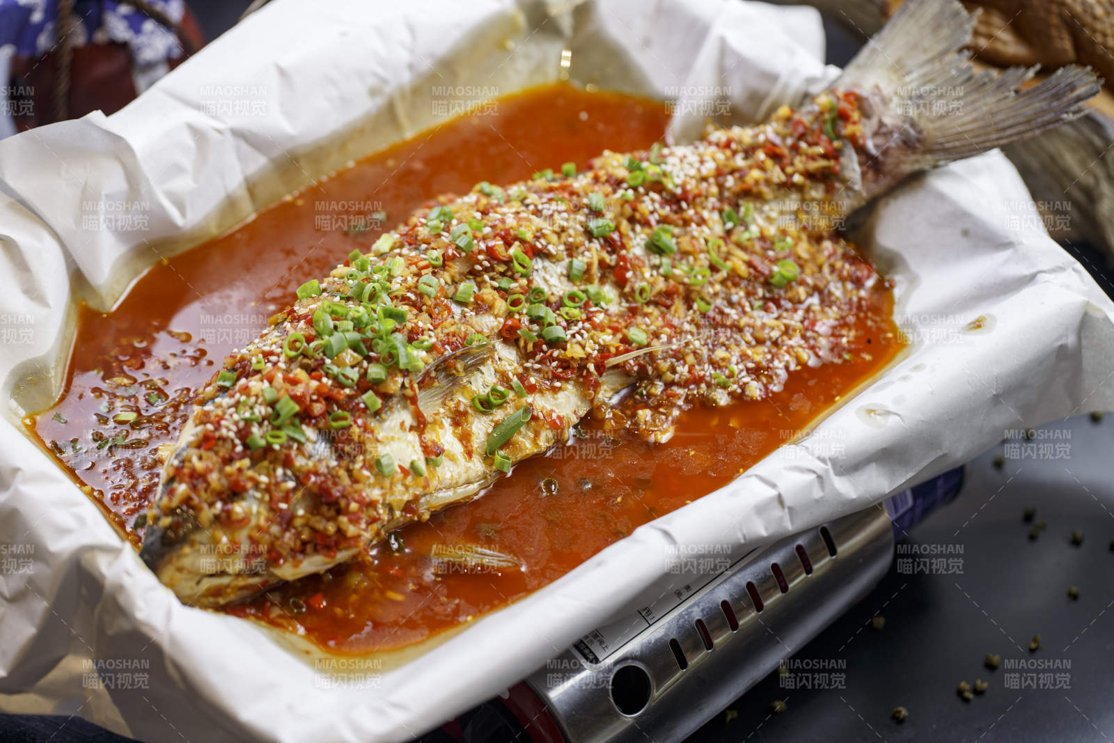 不銹鋼鐵盤裝的紙包魚草魚