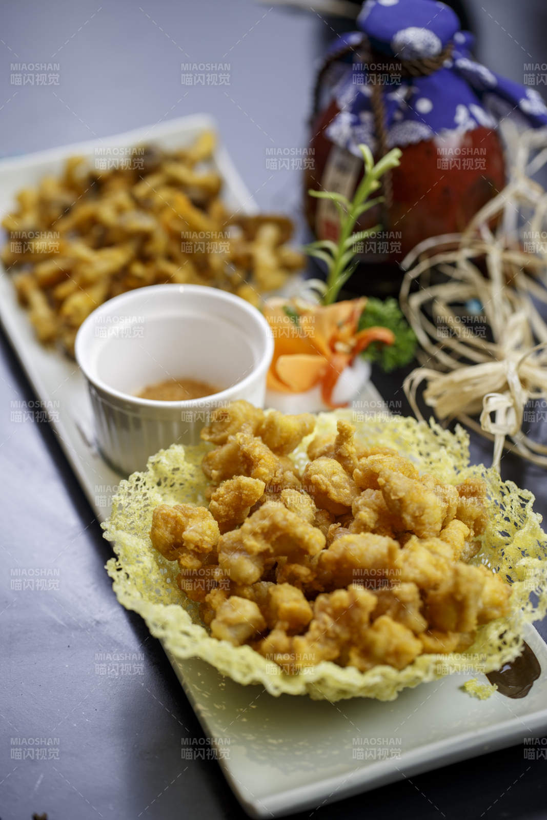 长方形白瓷盘装的口口脆拼蟹味菇