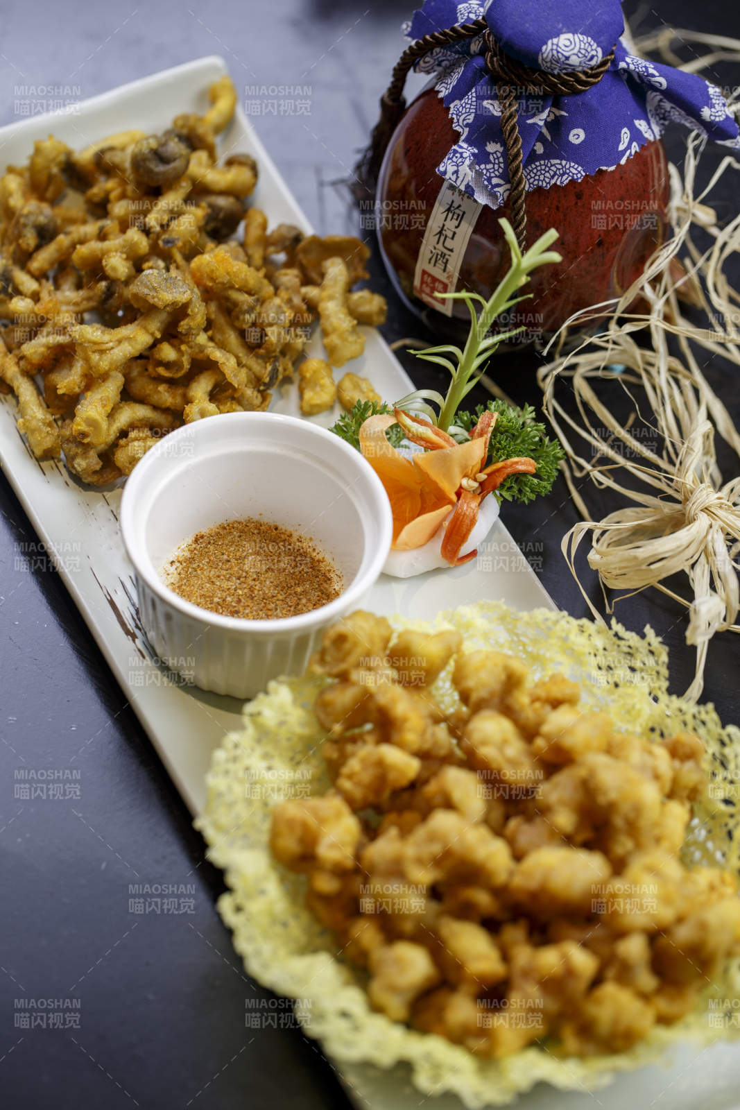 長(zhǎng)方形白瓷盤(pán)裝的口口脆拼蟹味菇