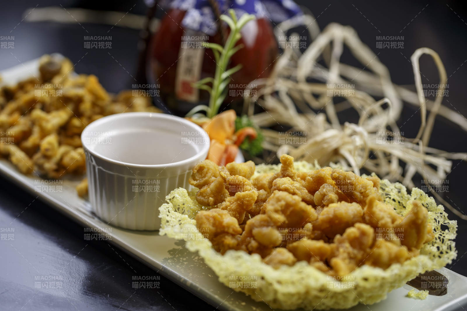 長方形白瓷盤裝的口口脆拼蟹味菇