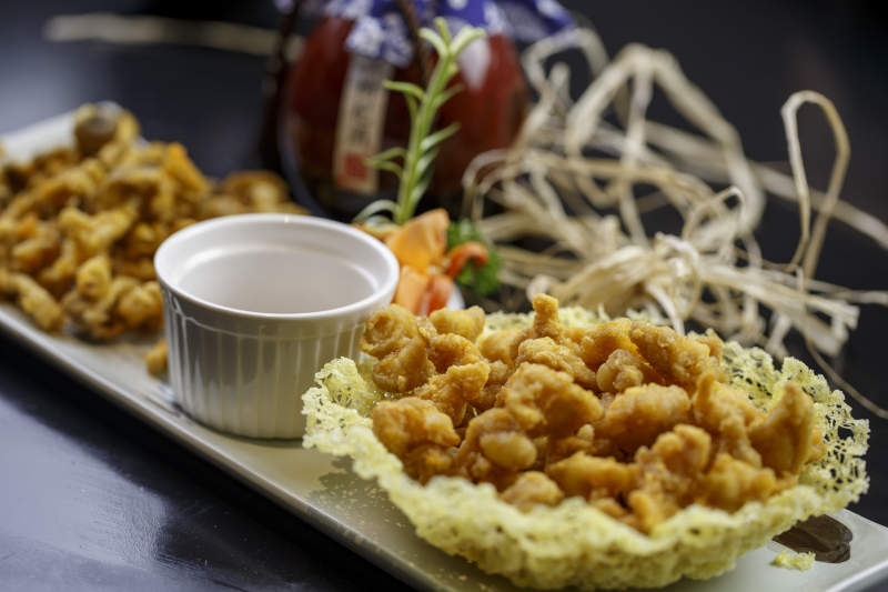 长方形白瓷盘装的口口脆拼蟹味菇