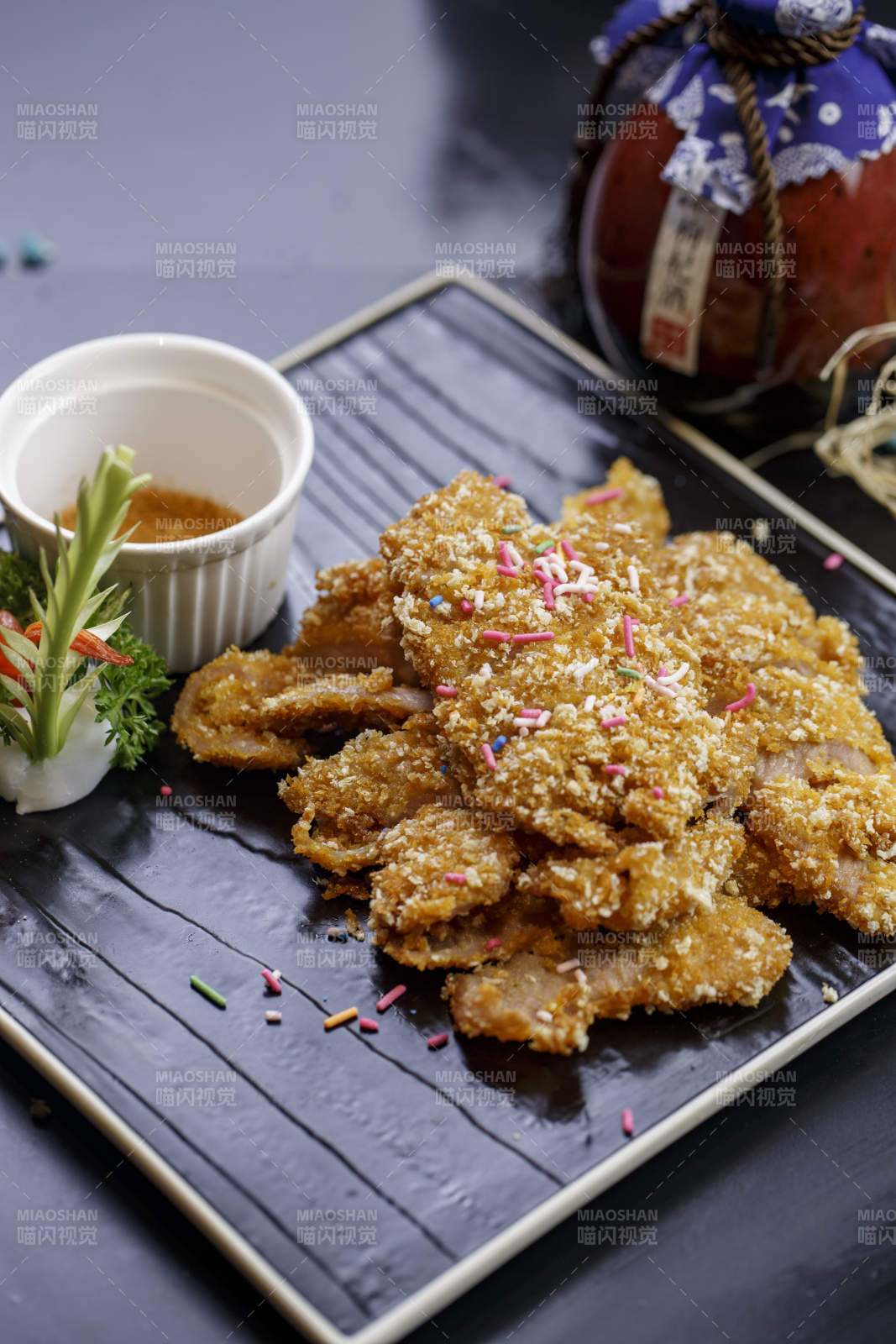 黑石盤裝的椒麻酥炸里脊肉