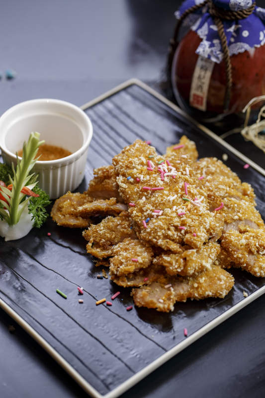 黑石盤裝的椒麻酥炸里脊肉