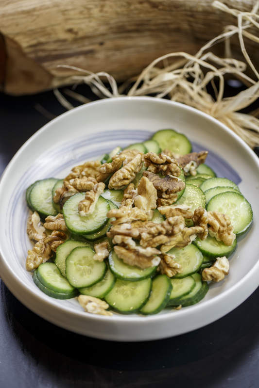 圆形瓷盘装的核桃仁青瓜片