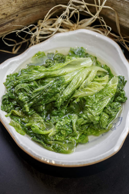 浪花边瓷盘装的水爆长生菜