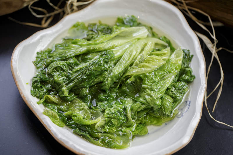 浪花边瓷盘装的水爆长生菜