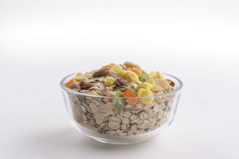 自制的水果坚果混合燕麦铺洒摆放在桌子上