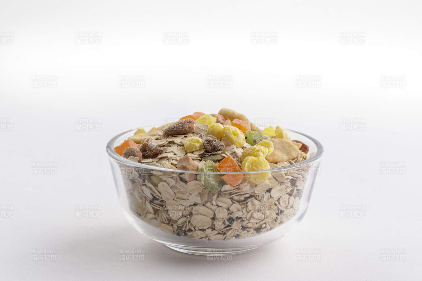 自制的水果坚果混合燕麦铺洒摆放在桌子上