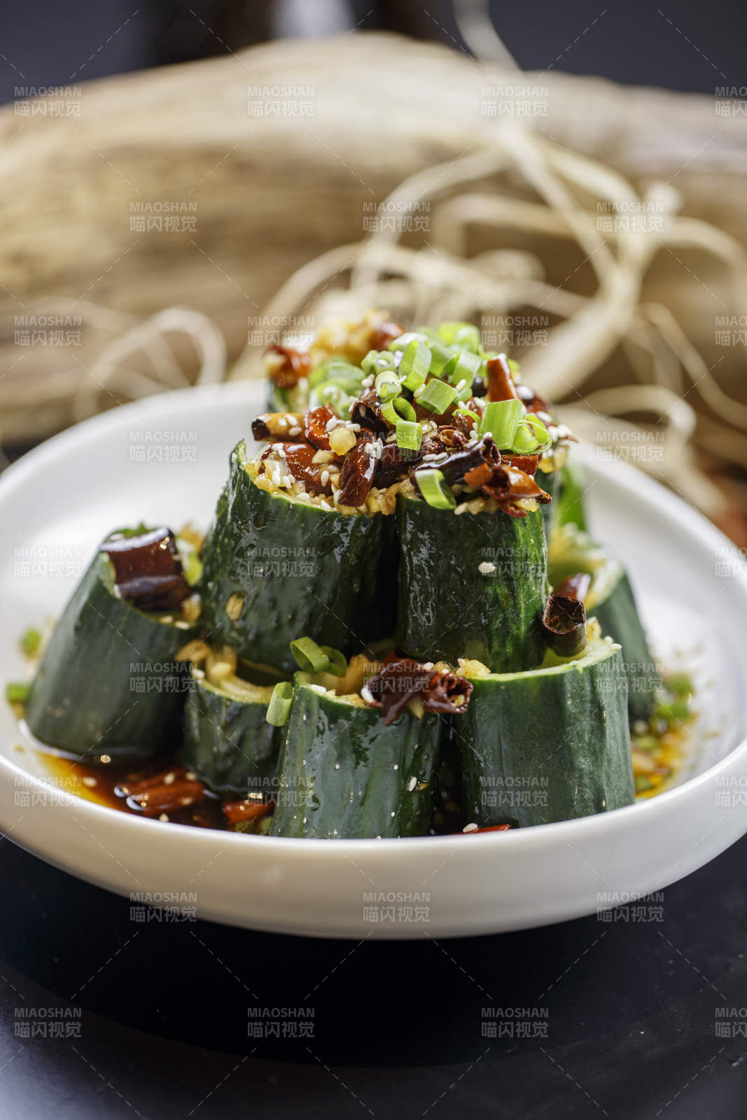 圓形白瓷盤裝的風味青瓜段黃瓜