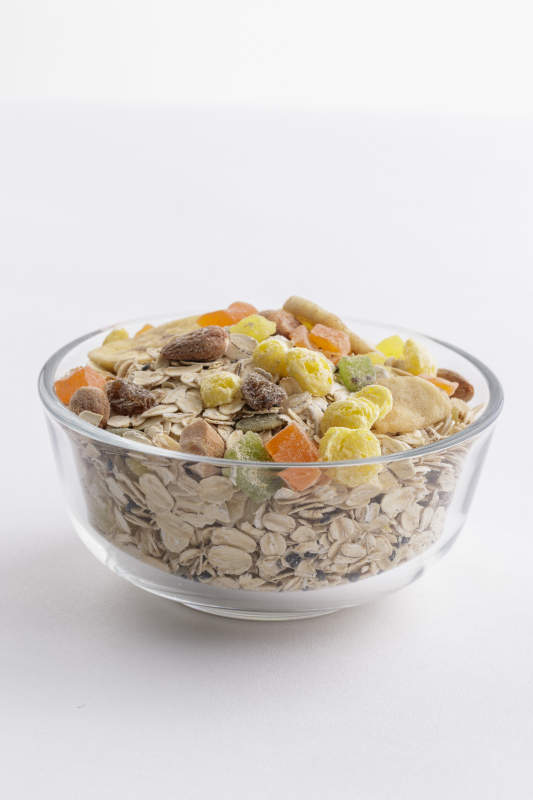 自制的水果坚果混合燕麦铺洒摆放在桌子上