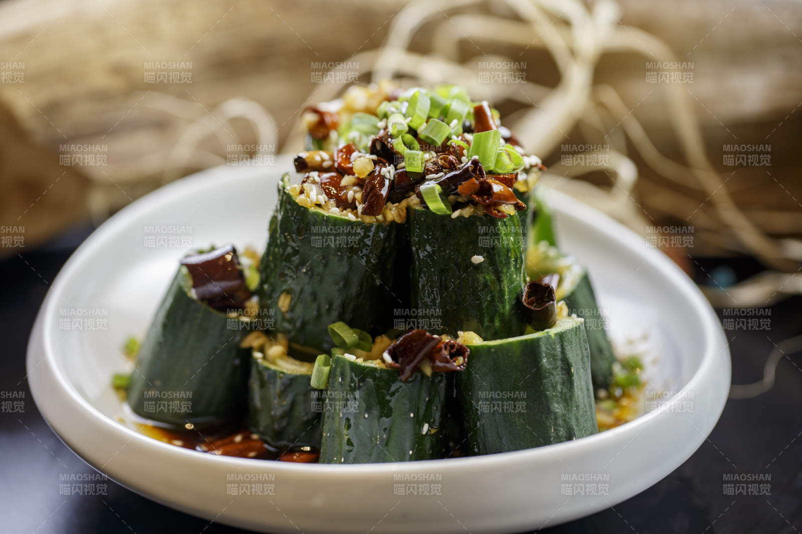 圆形白瓷盘装的风味青瓜段黄瓜