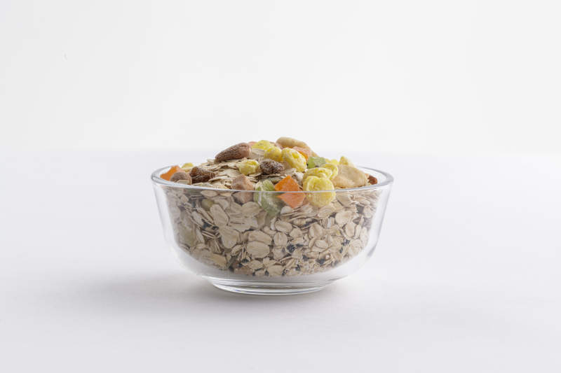 自制的水果坚果混合燕麦铺洒摆放在桌子上