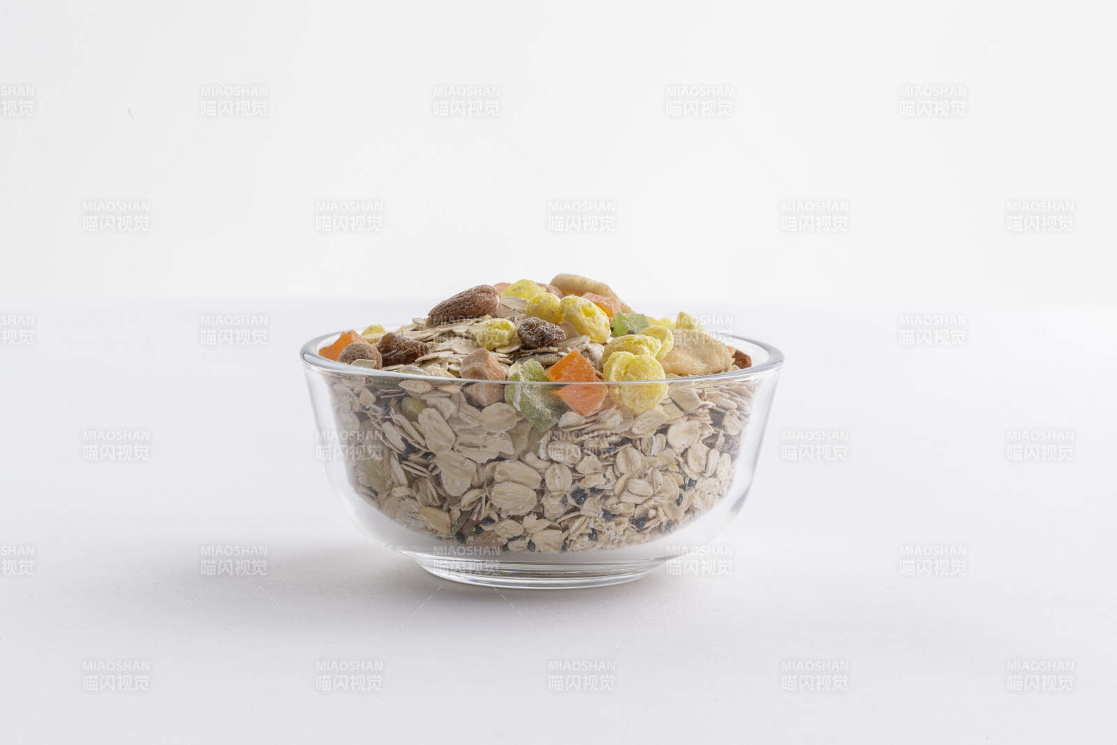 自制的水果坚果混合燕麦铺洒摆放在桌子上