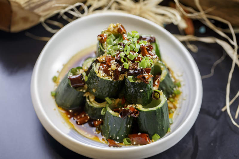 圆形白瓷盘装的风味青瓜段黄瓜