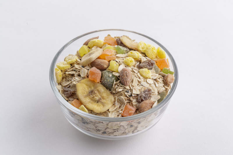 自制的水果坚果混合燕麦铺洒摆放在桌子上