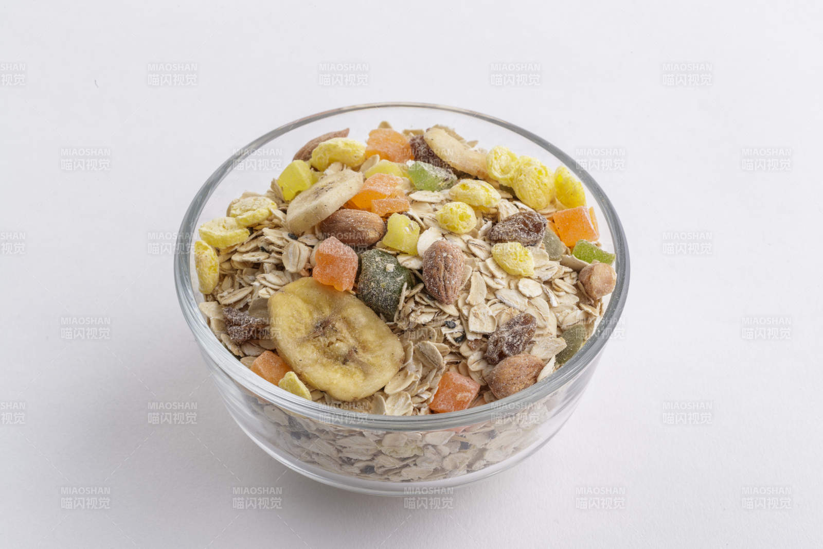 自制的水果坚果混合燕麦铺洒摆放在桌子上