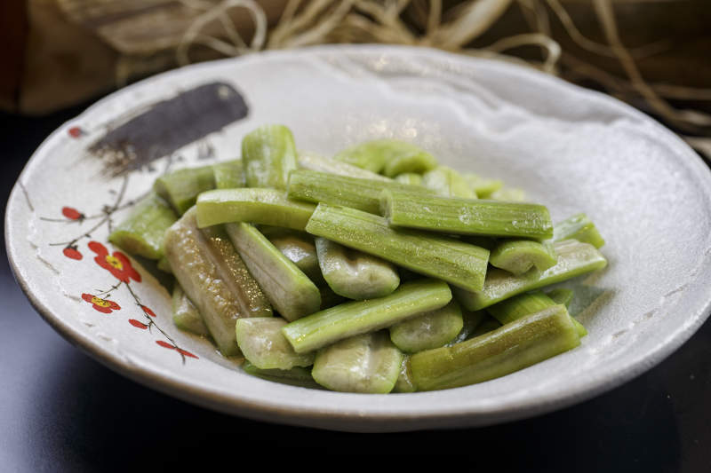 梅花图案的瓷盘装的炝炒丝瓜