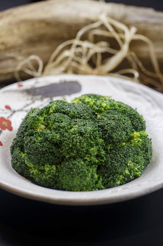 梅花图案瓷盘装的白灼西蓝花