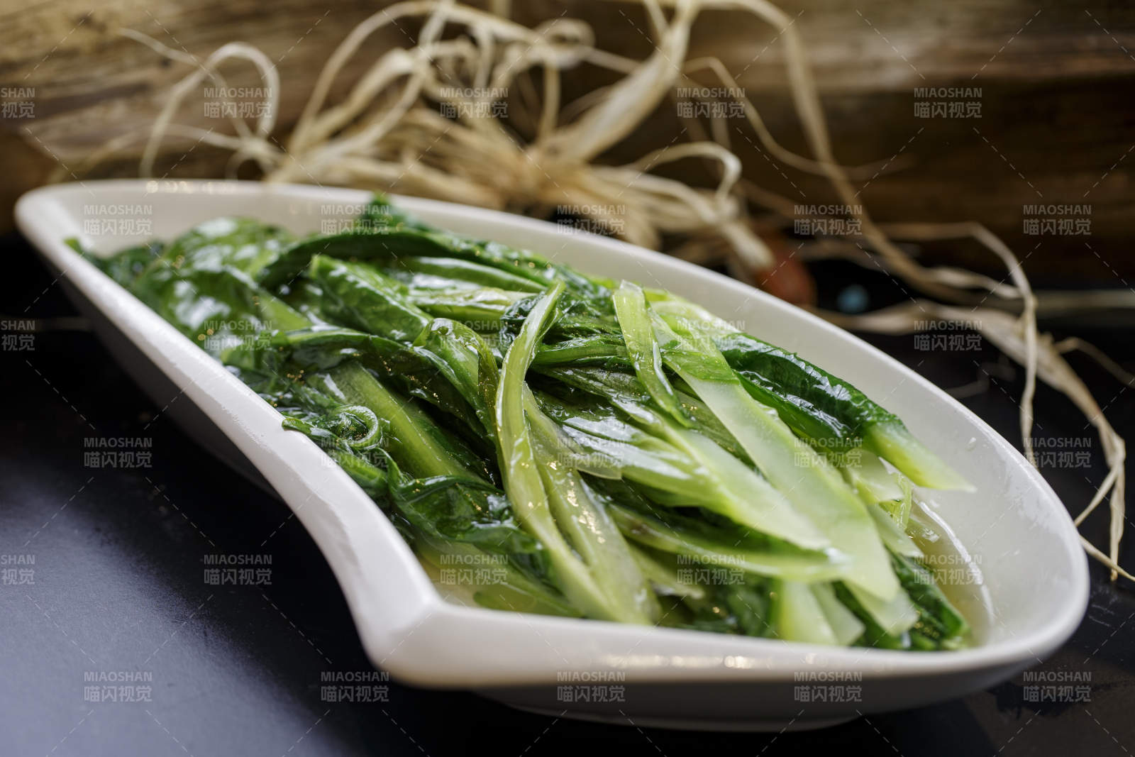 刀形瓷盘装的炝炒油麦菜