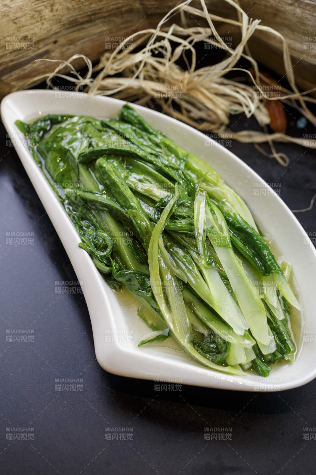 刀形瓷盘装的炝炒油麦菜