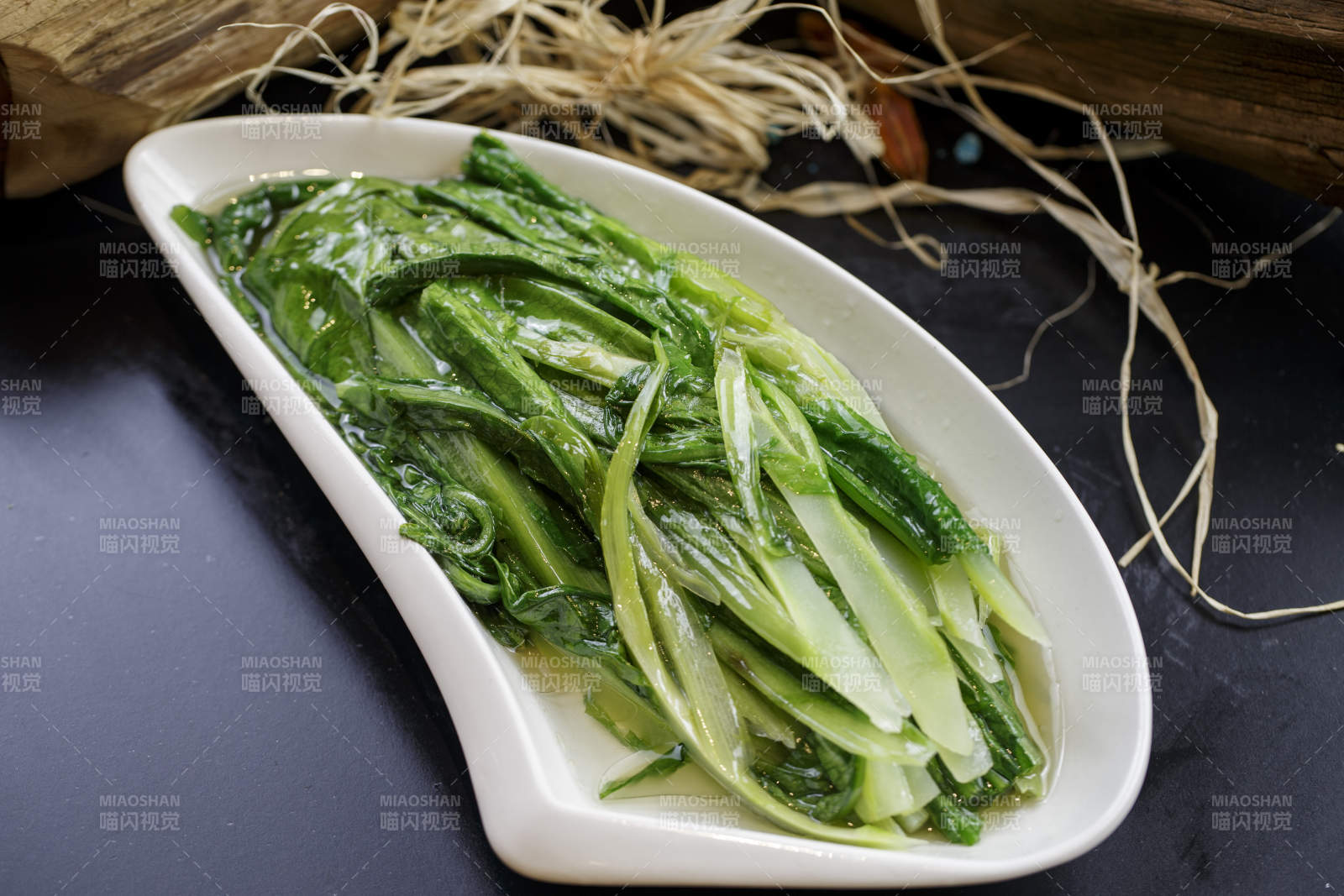 刀形瓷盘装的炝炒油麦菜