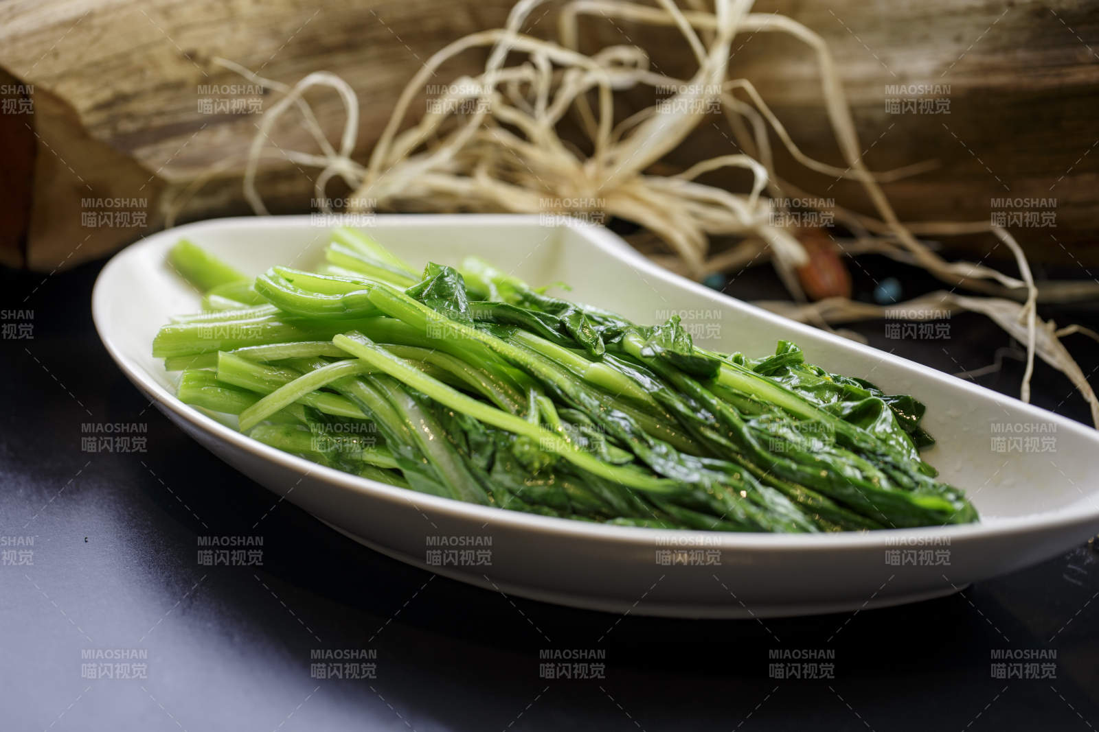 刀形瓷盤裝的熗炒油麥菜