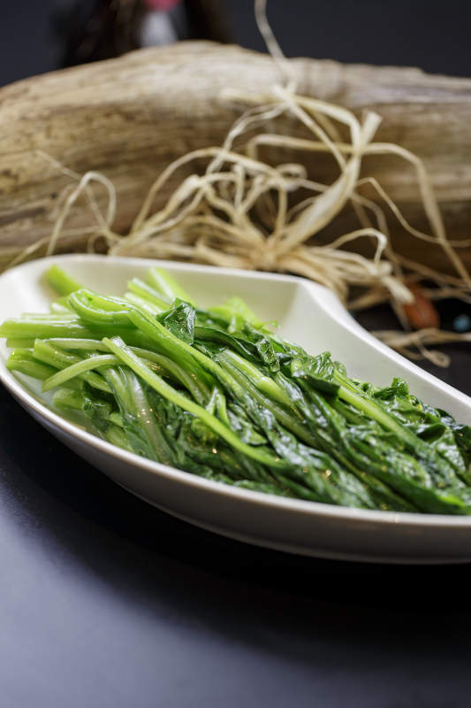 刀形瓷盤裝的熗炒油麥菜