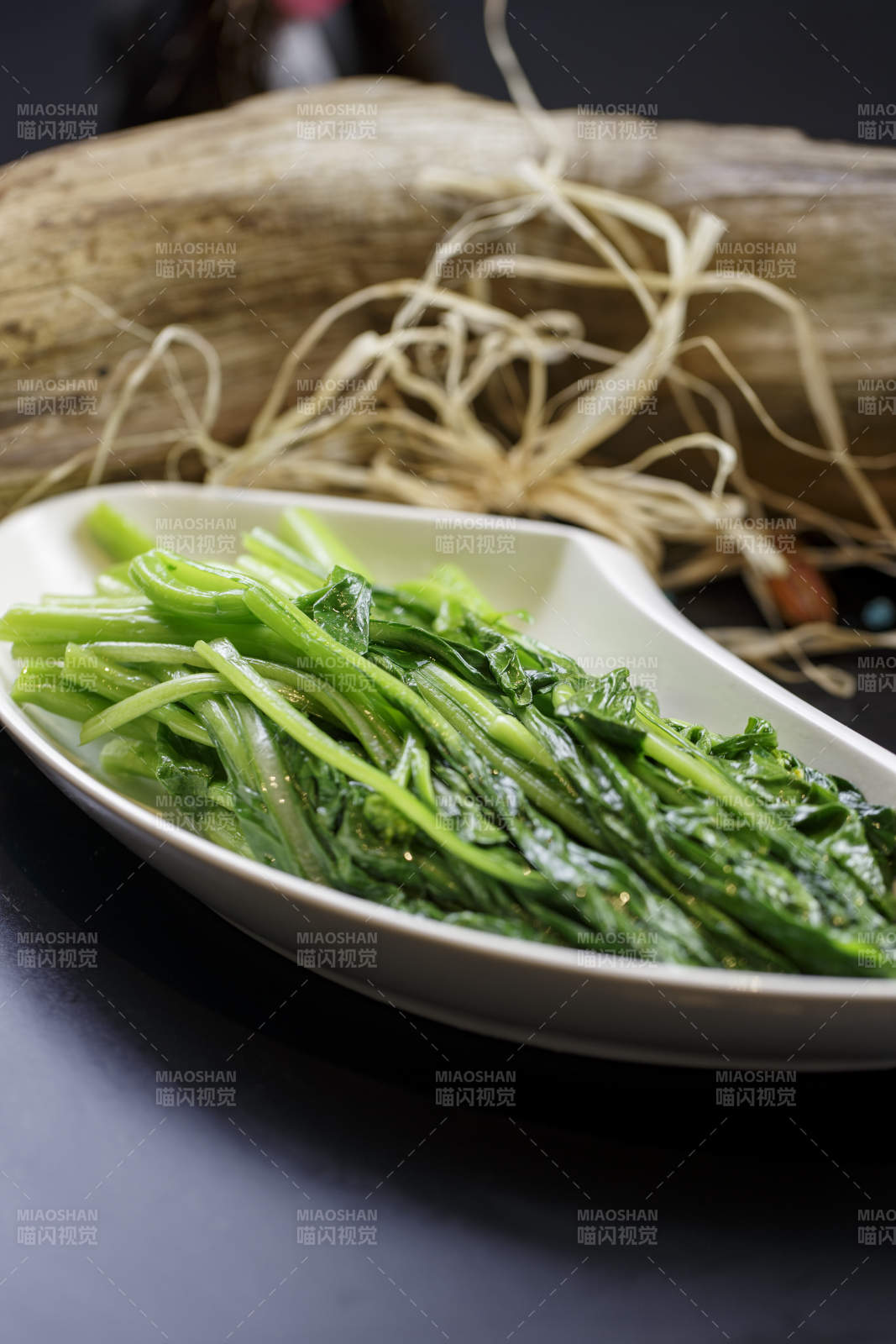 刀形瓷盤裝的熗炒油麥菜