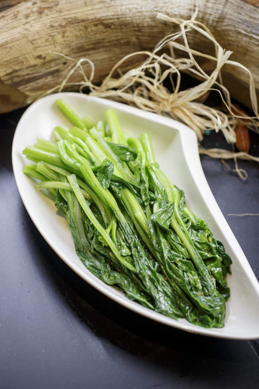 刀形瓷盤裝的熗炒油麥菜