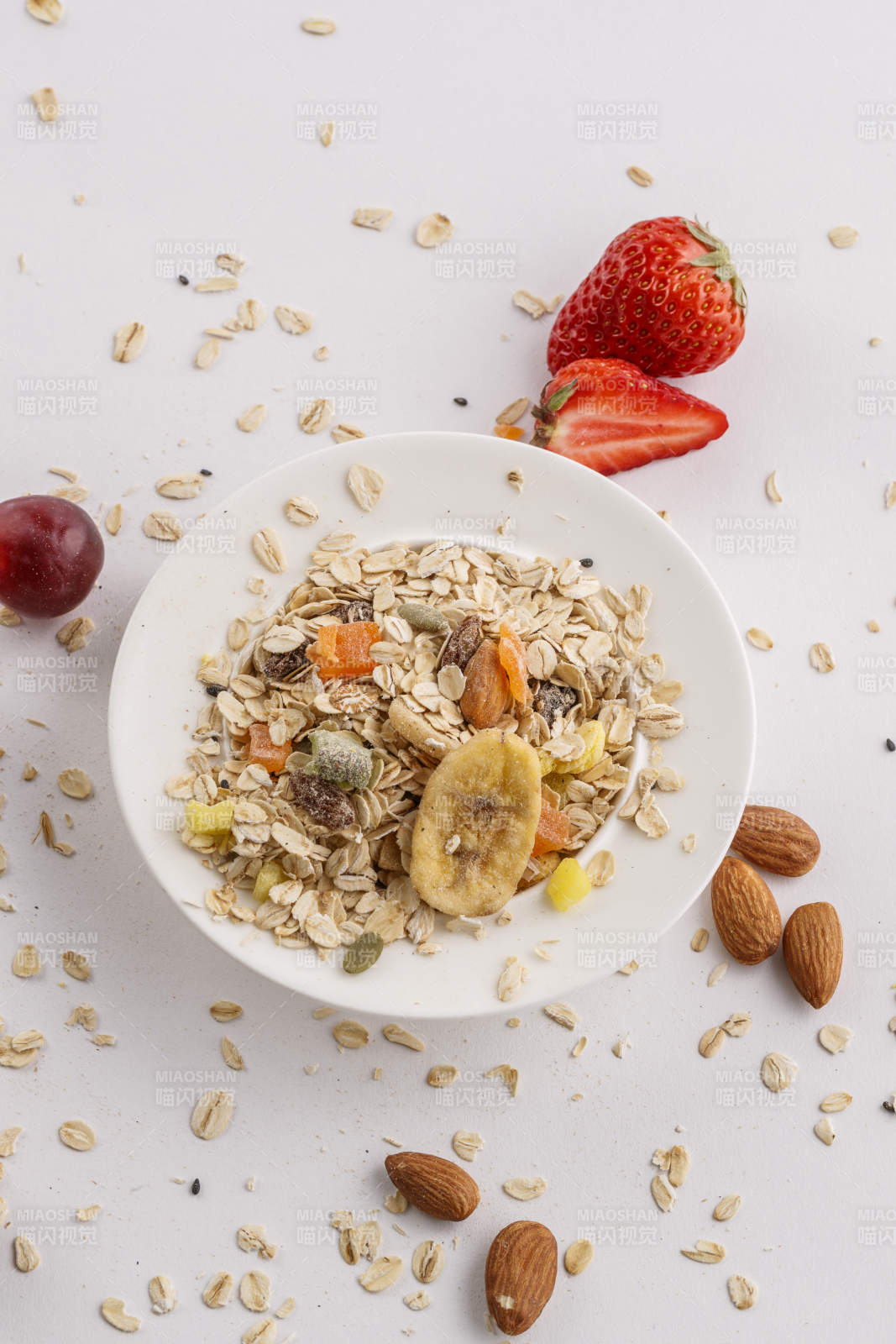 自制的水果坚果混合燕麦铺洒摆放在桌子上