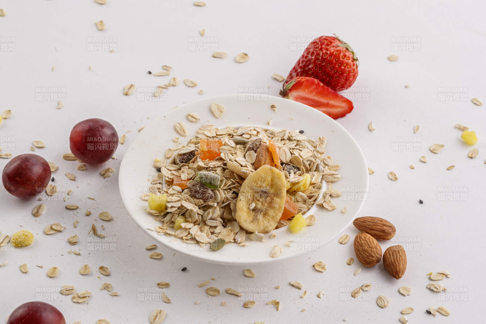 自制的水果坚果混合燕麦铺洒摆放在桌子上