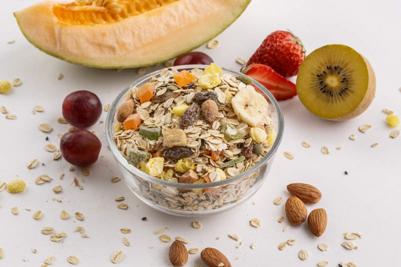 自制的水果坚果混合燕麦铺洒摆放在桌子上