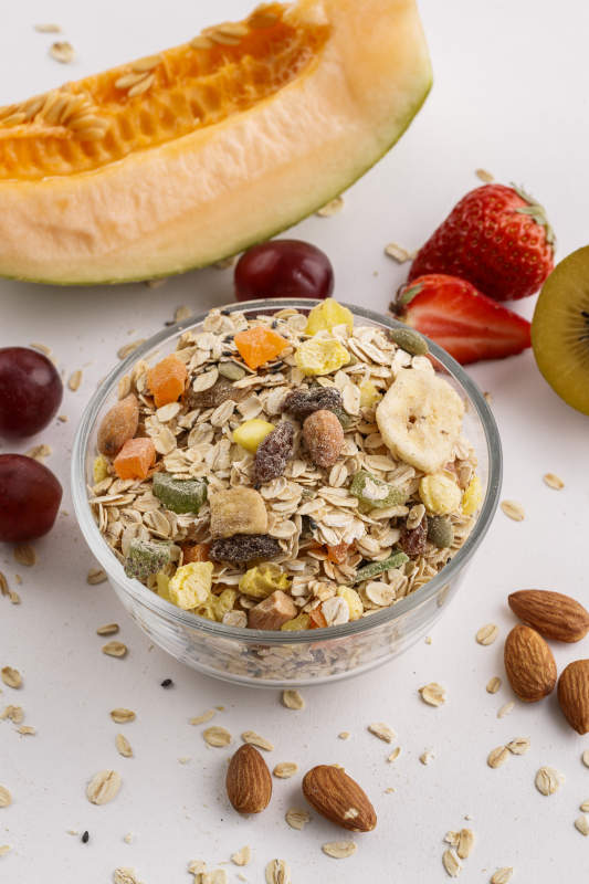 自制的水果坚果混合燕麦铺洒摆放在桌子上