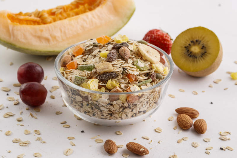 自制的水果坚果混合燕麦铺洒摆放在桌子上