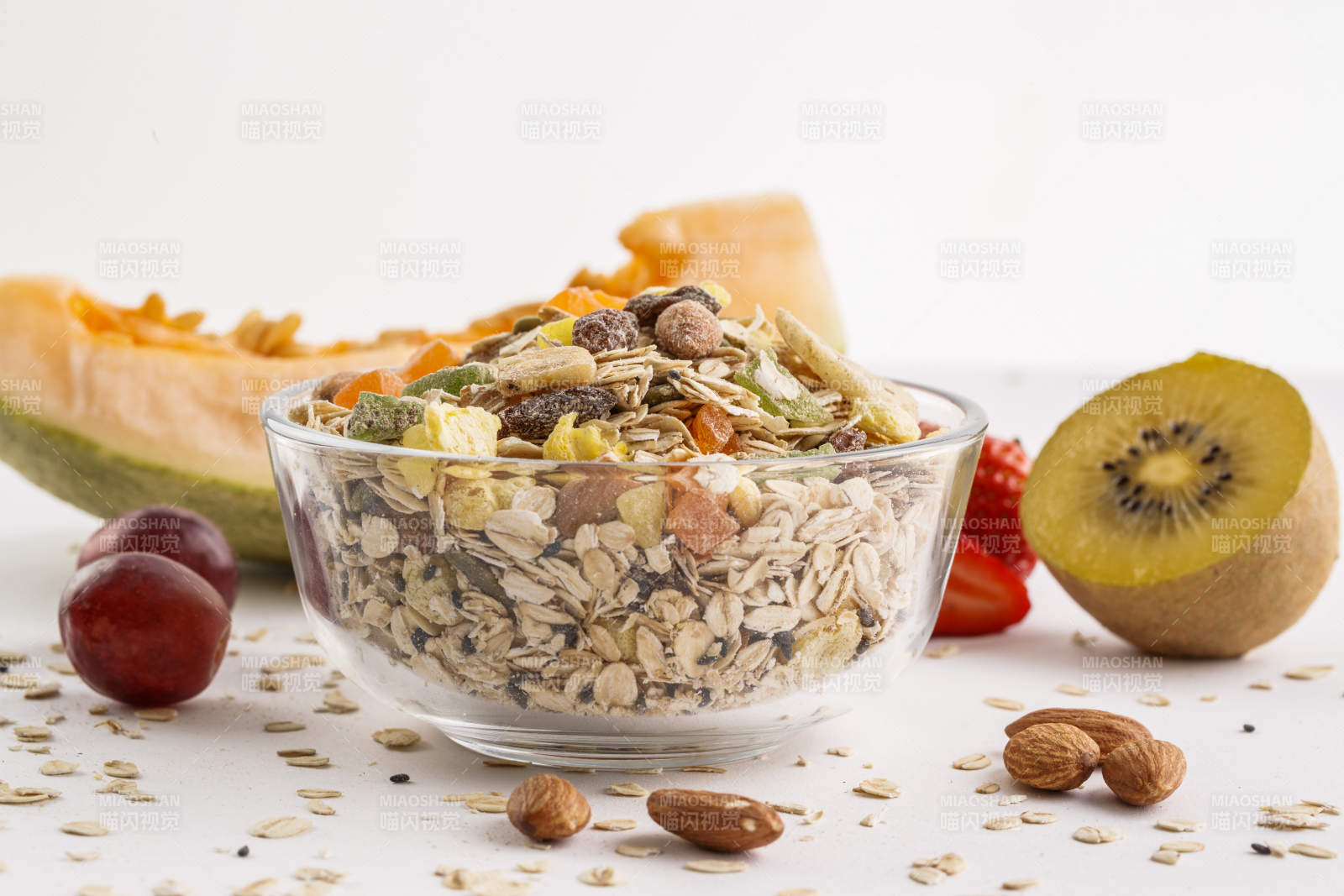 自制的水果坚果混合燕麦铺洒摆放在桌子上