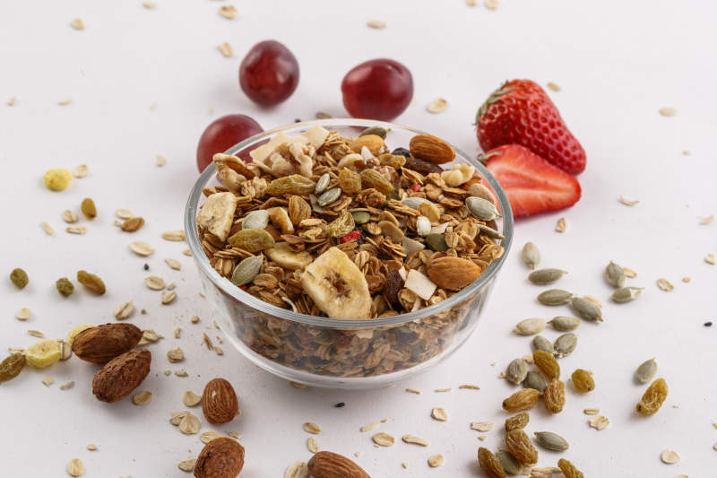 自制的水果坚果混合燕麦铺洒摆放在桌子上