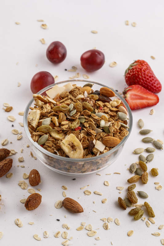 自制的水果坚果混合燕麦铺洒摆放在桌子上