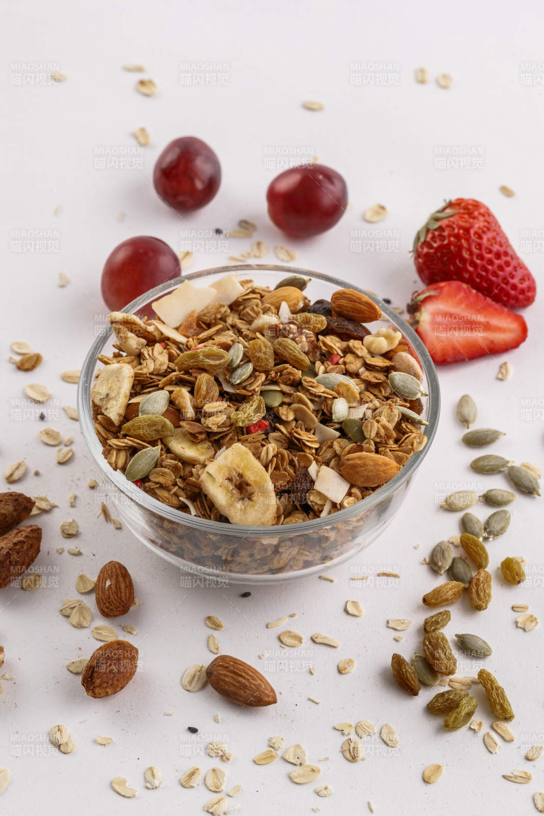 自制的水果坚果混合燕麦铺洒摆放在桌子上