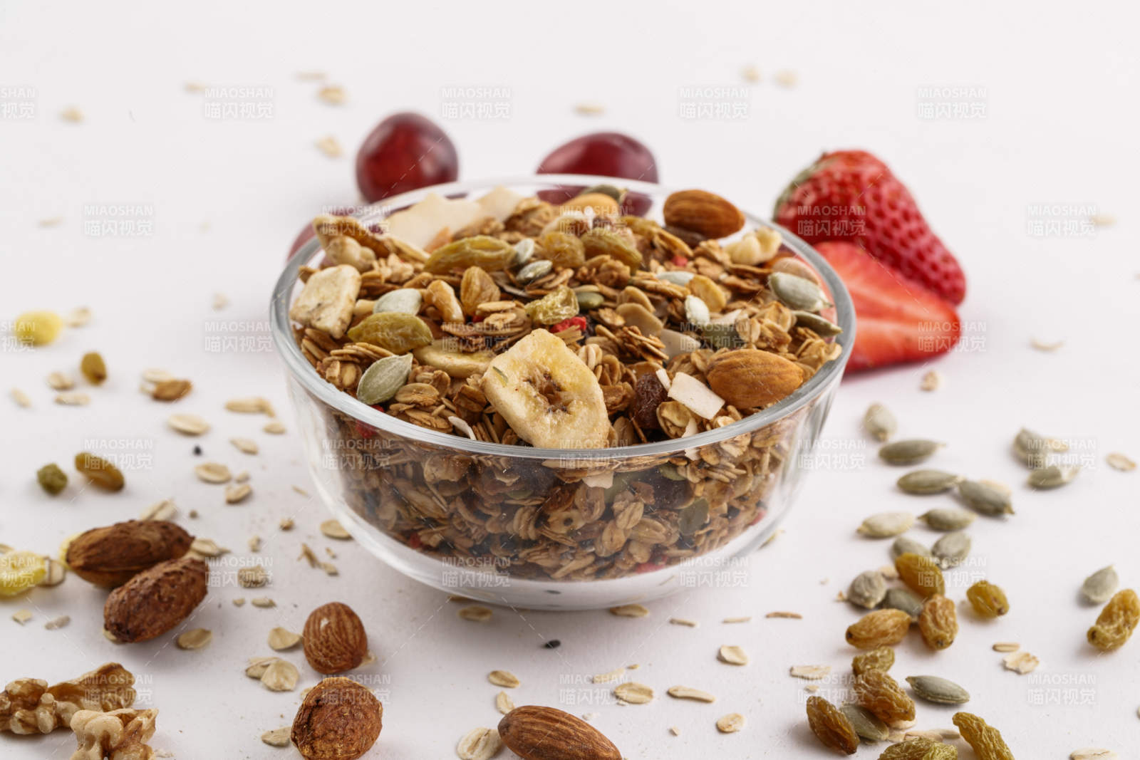 自制的水果坚果混合燕麦铺洒摆放在桌子上