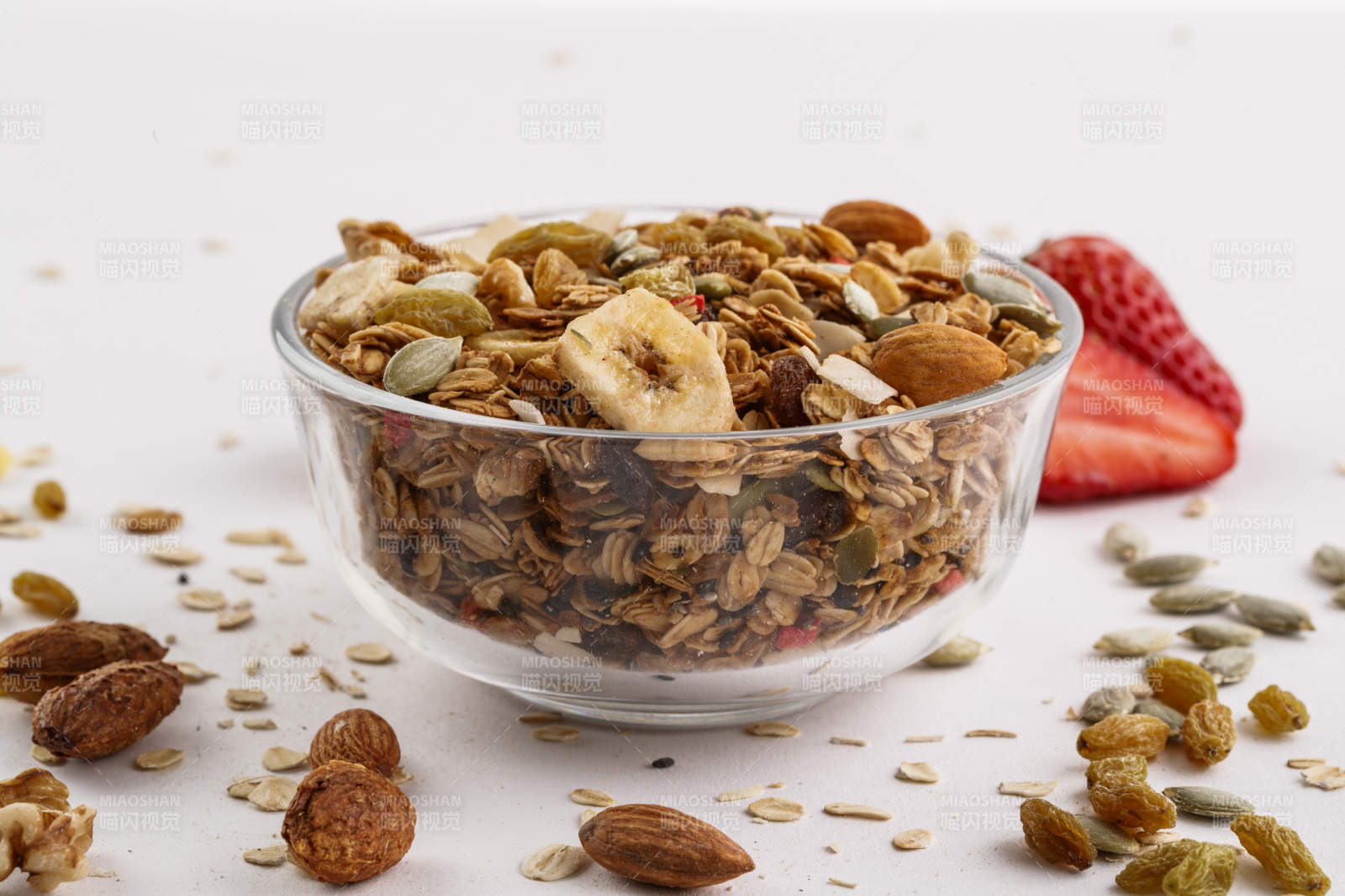 自制的水果坚果混合燕麦铺洒摆放在桌子上