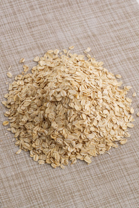 倾倒在白色背景上的健康食品燕麦片