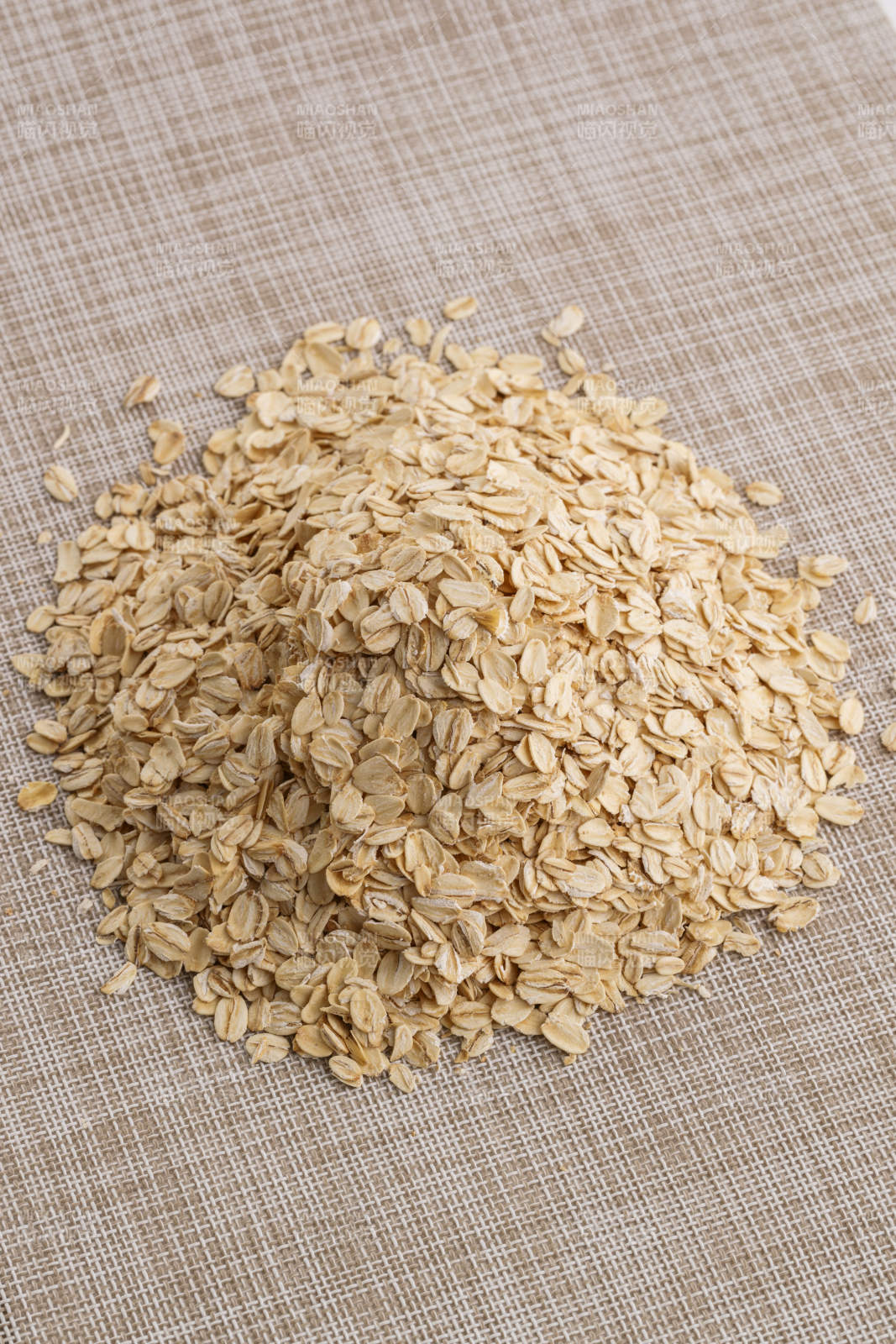 倾倒在白色背景上的健康食品燕麦片