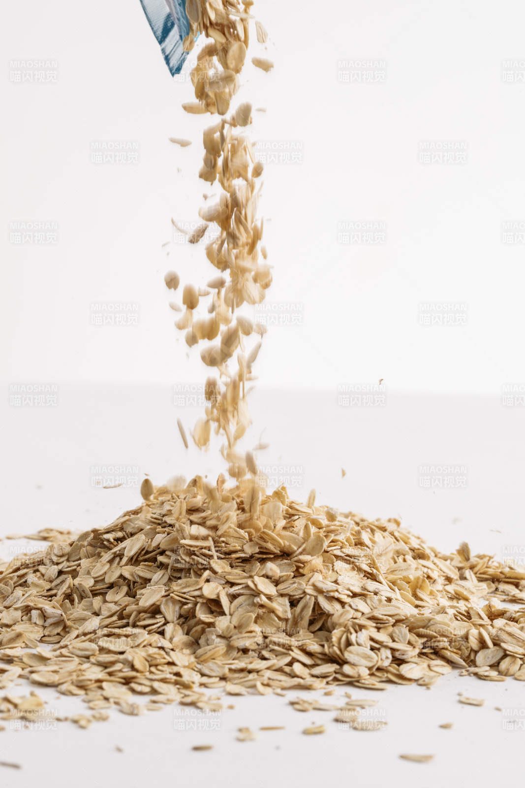 倾倒在白色背景上的健康食品燕麦片