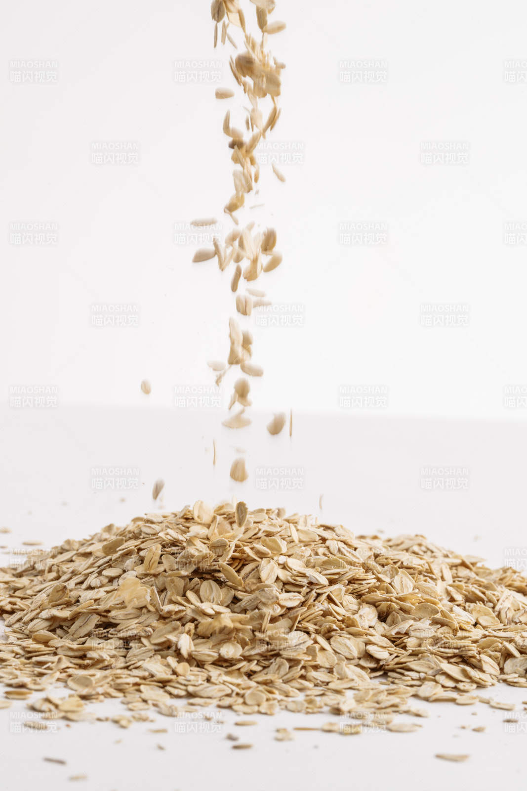 倾倒在白色背景上的健康食品燕麦片