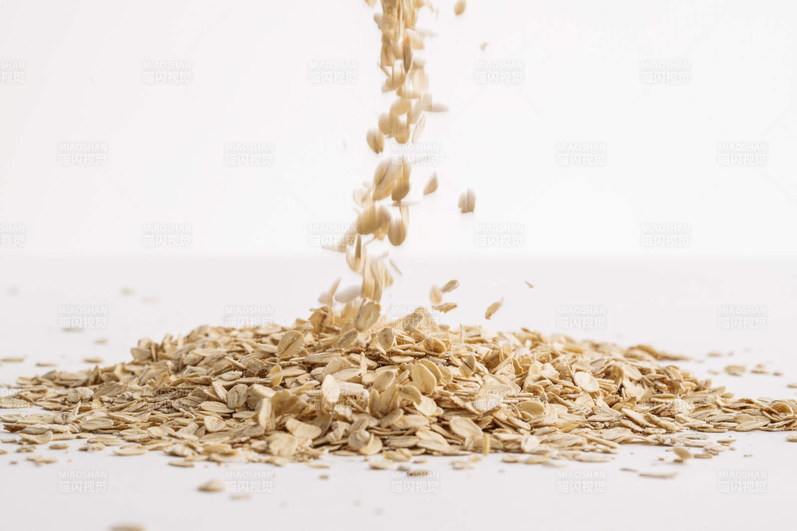 倾倒在白色背景上的健康食品燕麦片