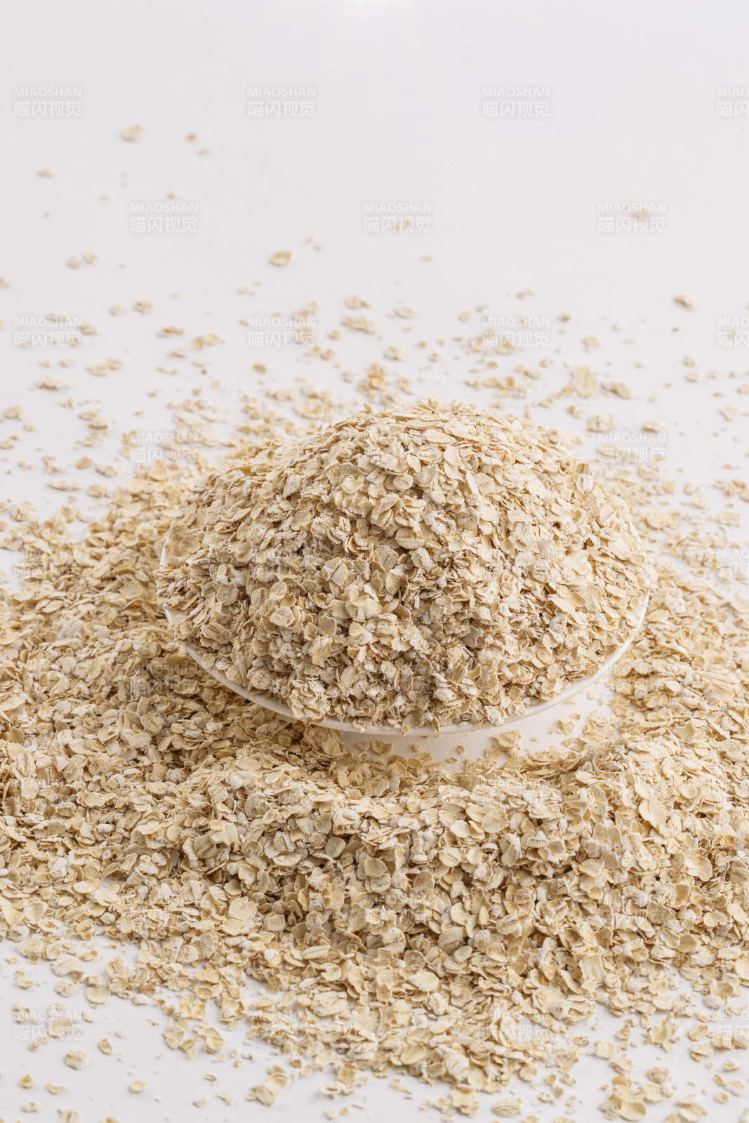 倾倒在白色背景上的健康食品燕麦片