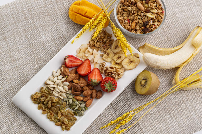 自制的水果坚果混合燕麦铺洒摆放在桌子上